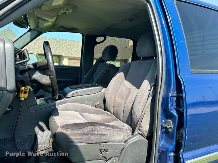 image for item DI7941 2004 GMC Sierra 2500HD  Crew Cab pickup truck