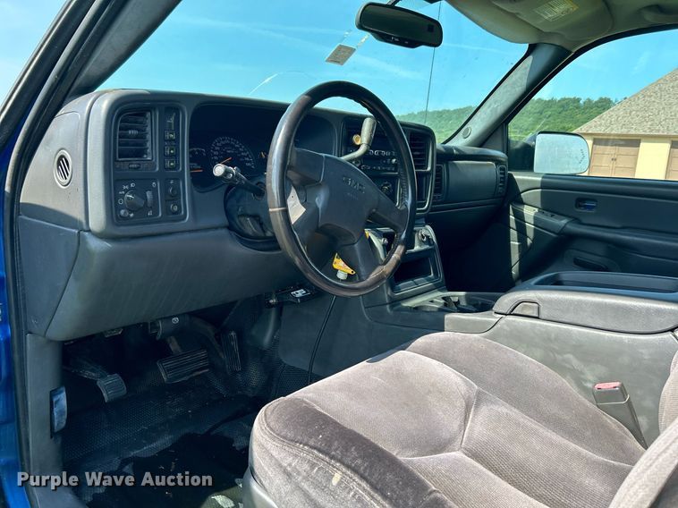 image for item DI7941 2004 GMC Sierra 2500HD  Crew Cab pickup truck