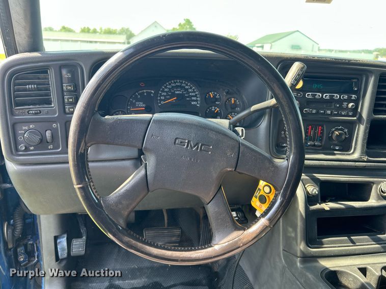 image for item DI7941 2004 GMC Sierra 2500HD  Crew Cab pickup truck