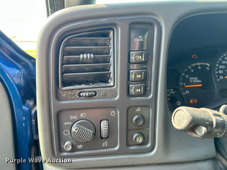 image for item DI7941 2004 GMC Sierra 2500HD  Crew Cab pickup truck