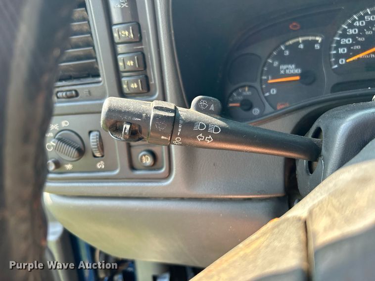 image for item DI7941 2004 GMC Sierra 2500HD  Crew Cab pickup truck