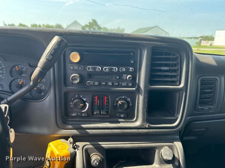 image for item DI7941 2004 GMC Sierra 2500HD  Crew Cab pickup truck