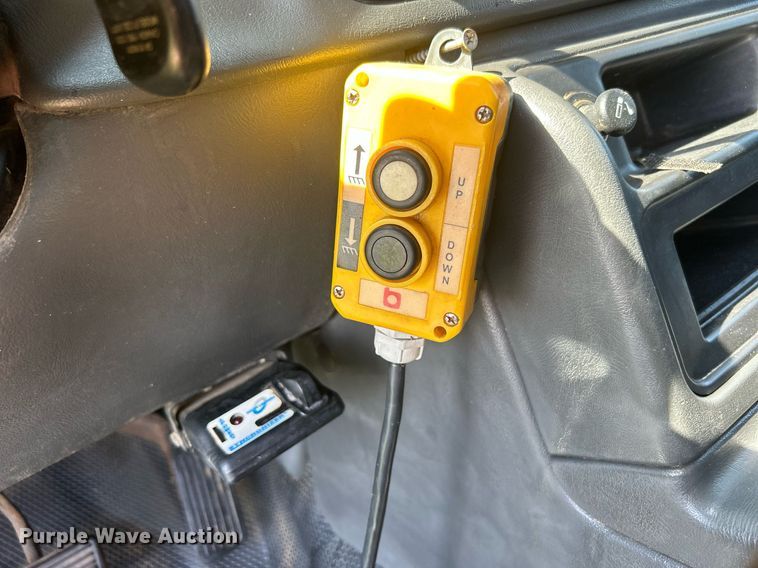 image for item DI7941 2004 GMC Sierra 2500HD  Crew Cab pickup truck