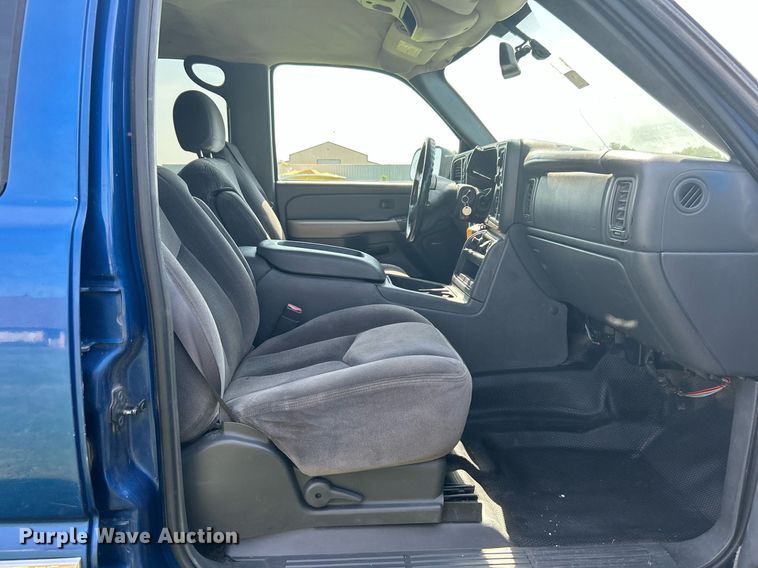 image for item DI7941 2004 GMC Sierra 2500HD  Crew Cab pickup truck