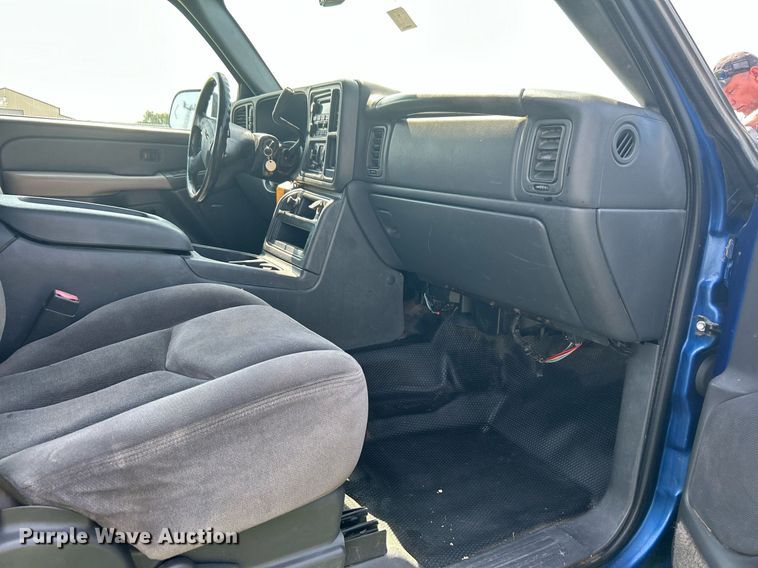 image for item DI7941 2004 GMC Sierra 2500HD  Crew Cab pickup truck