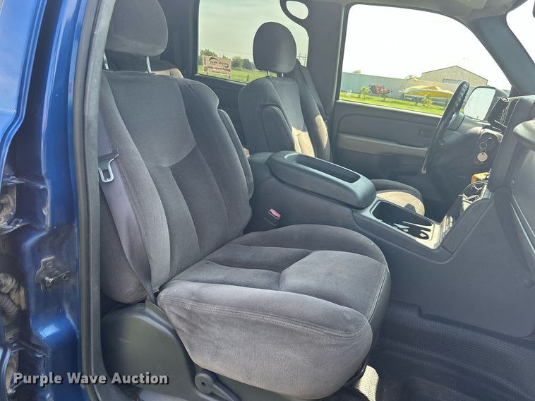 image for item DI7941 2004 GMC Sierra 2500HD  Crew Cab pickup truck