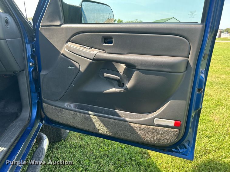 image for item DI7941 2004 GMC Sierra 2500HD  Crew Cab pickup truck