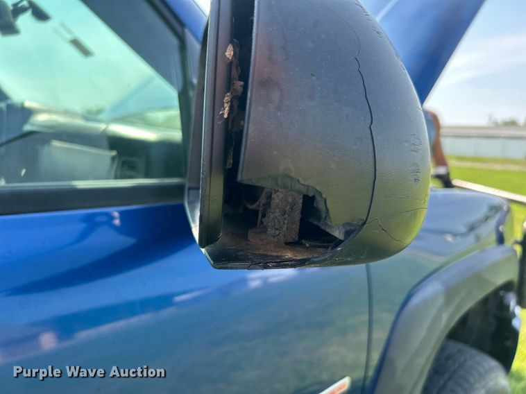 image for item DI7941 2004 GMC Sierra 2500HD  Crew Cab pickup truck