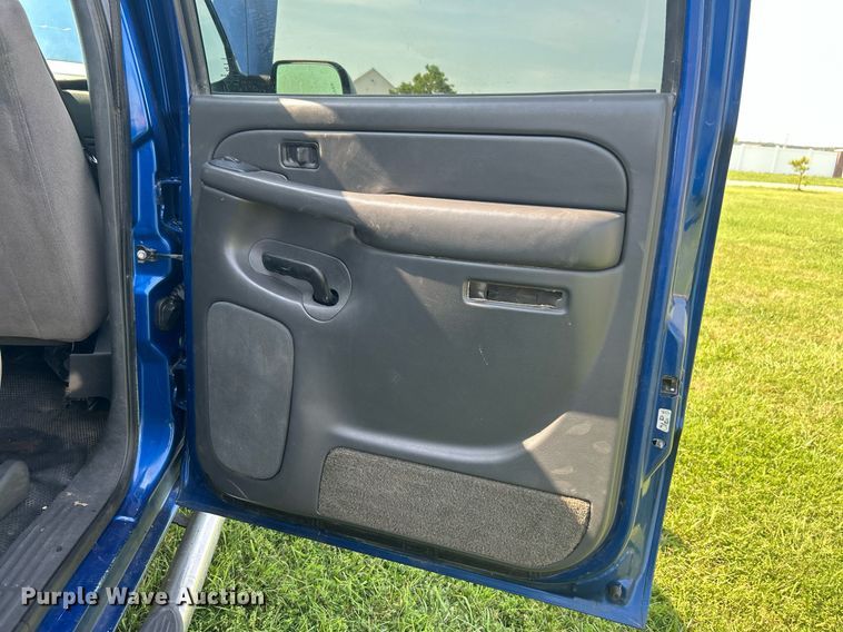 image for item DI7941 2004 GMC Sierra 2500HD  Crew Cab pickup truck