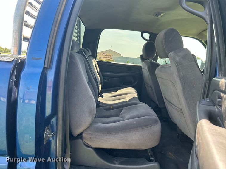 image for item DI7941 2004 GMC Sierra 2500HD  Crew Cab pickup truck