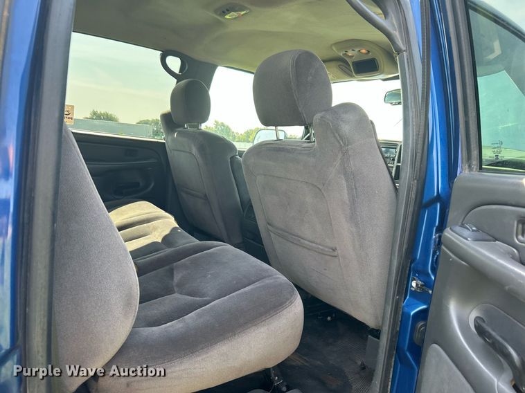 image for item DI7941 2004 GMC Sierra 2500HD  Crew Cab pickup truck