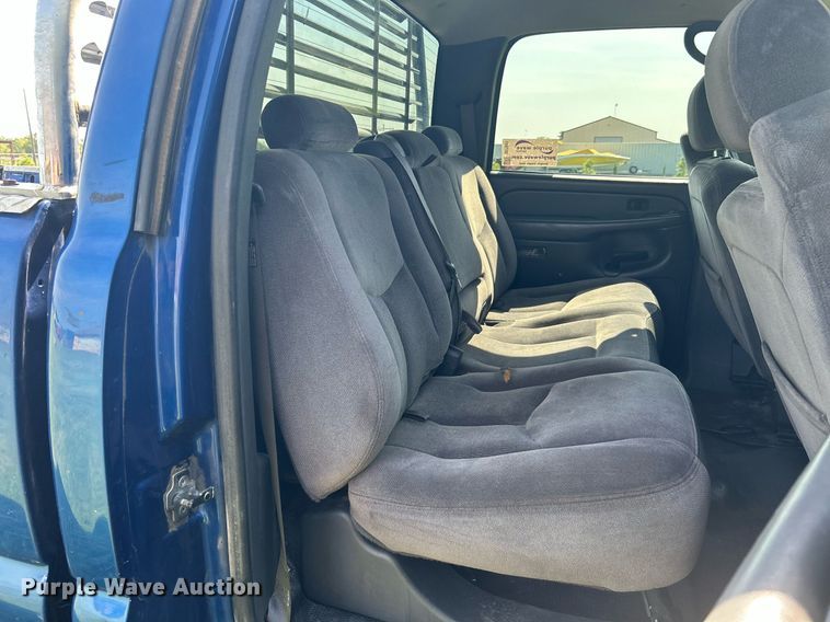 image for item DI7941 2004 GMC Sierra 2500HD  Crew Cab pickup truck