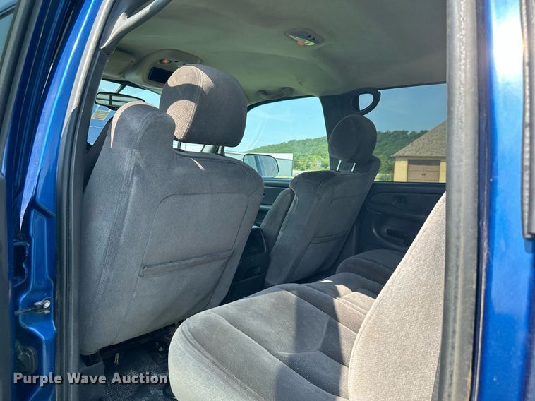 image for item DI7941 2004 GMC Sierra 2500HD  Crew Cab pickup truck