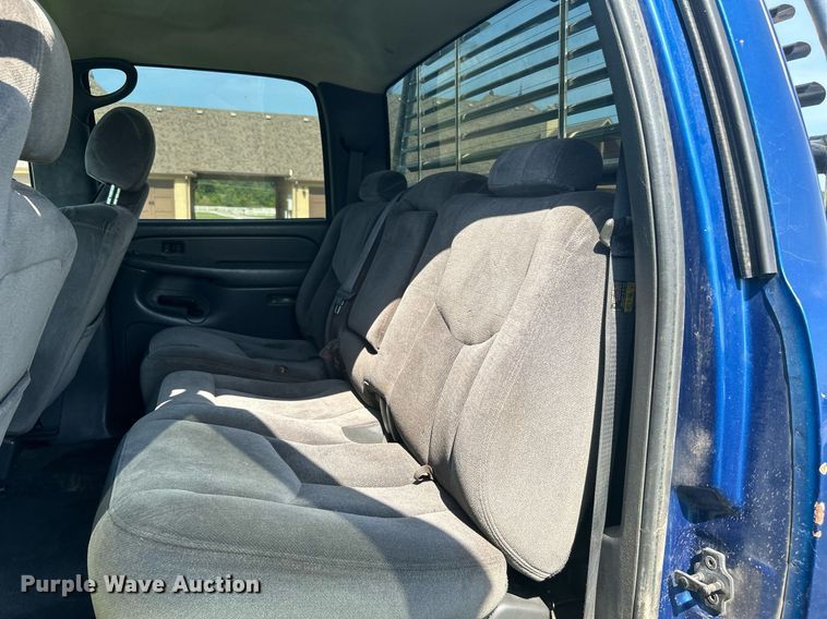 image for item DI7941 2004 GMC Sierra 2500HD  Crew Cab pickup truck