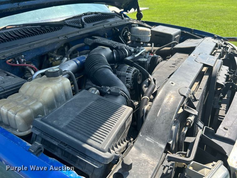 image for item DI7941 2004 GMC Sierra 2500HD  Crew Cab pickup truck