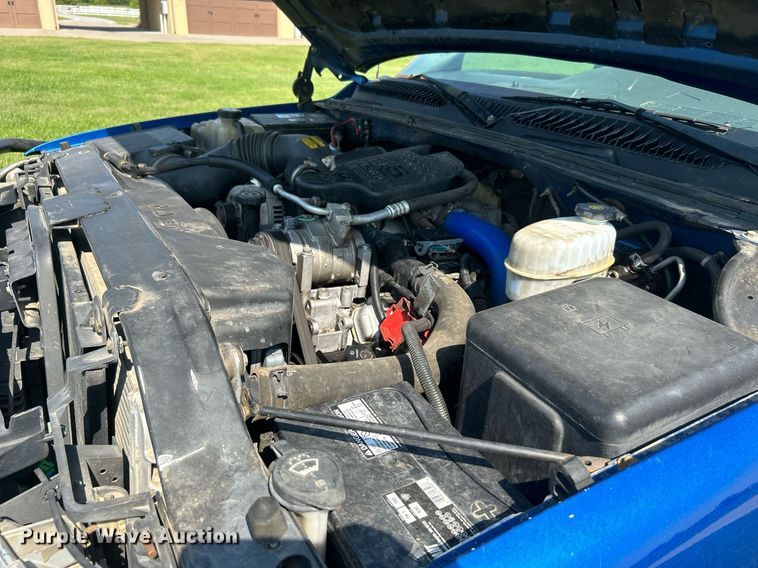 image for item DI7941 2004 GMC Sierra 2500HD  Crew Cab pickup truck