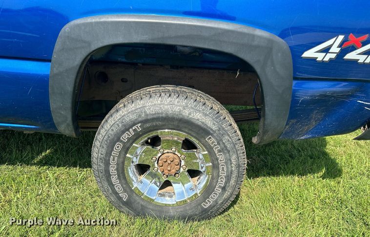 image for item DI7941 2004 GMC Sierra 2500HD  Crew Cab pickup truck