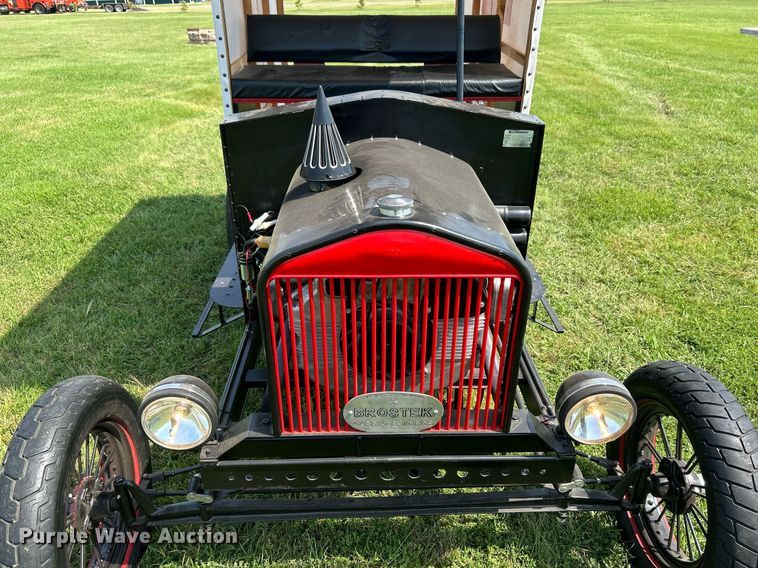 image for item DI7943 1998 Cushman 3W Flatbed Model T Replica  utility vehicle