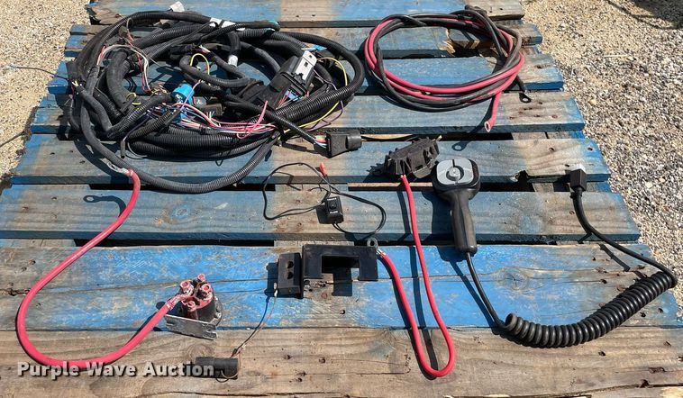 image for item DL3931 Boss   8' W snow plow