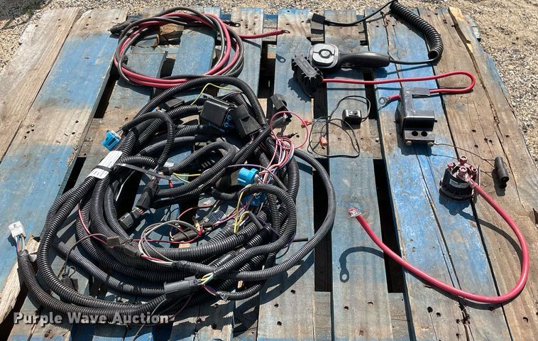 image for item DL3931 Boss   8' W snow plow