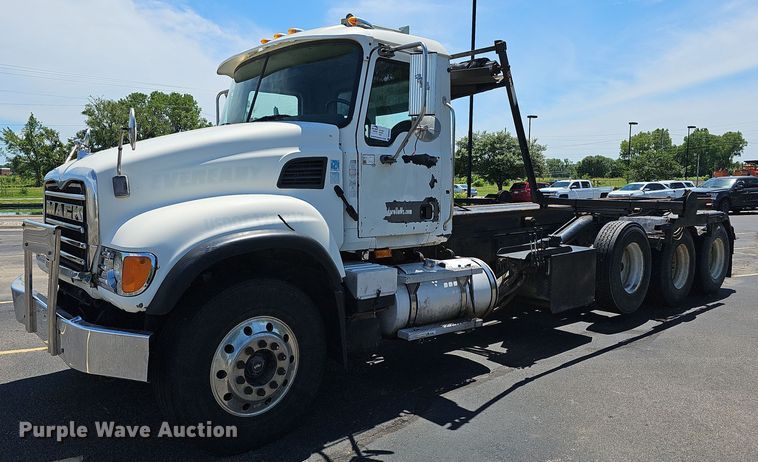 image for item DN8607 2005 Mack CV713  roll-off container truck