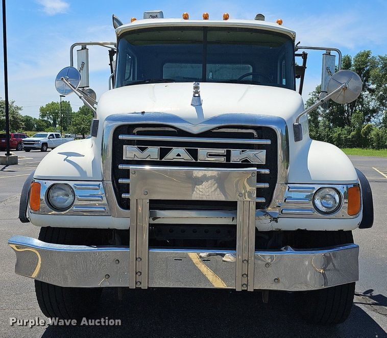 image for item DN8607 2005 Mack CV713  roll-off container truck