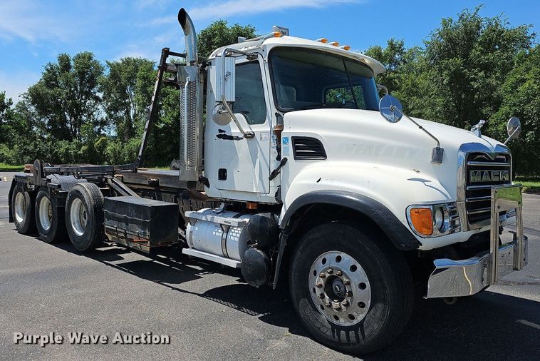 image for item DN8607 2005 Mack CV713  roll-off container truck