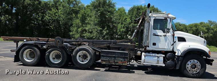 image for item DN8607 2005 Mack CV713  roll-off container truck