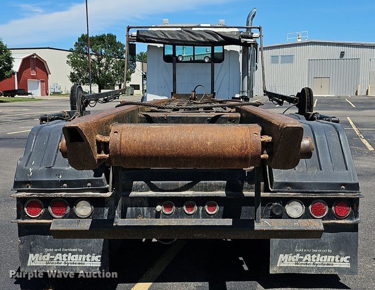 image for item DN8607 2005 Mack CV713  roll-off container truck