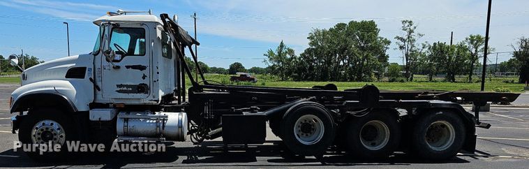 image for item DN8607 2005 Mack CV713  roll-off container truck