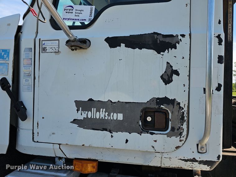 image for item DN8607 2005 Mack CV713  roll-off container truck