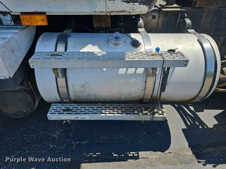 image for item DN8607 2005 Mack CV713  roll-off container truck