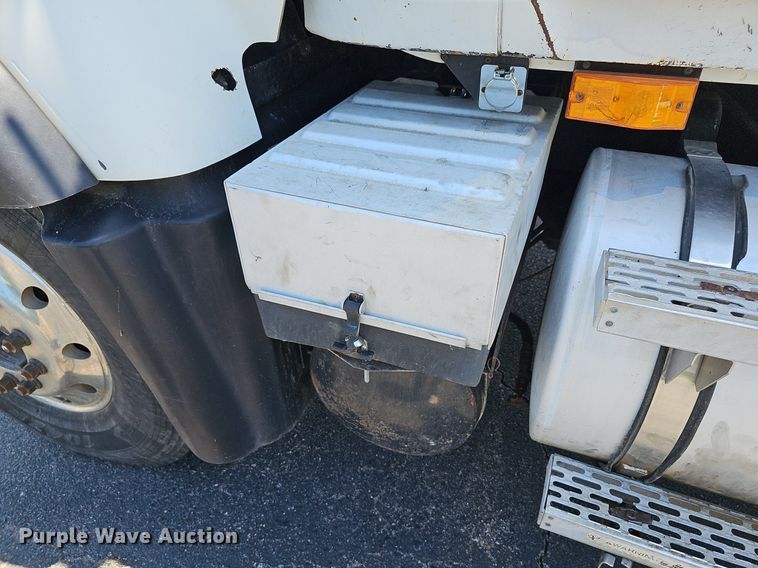 image for item DN8607 2005 Mack CV713  roll-off container truck