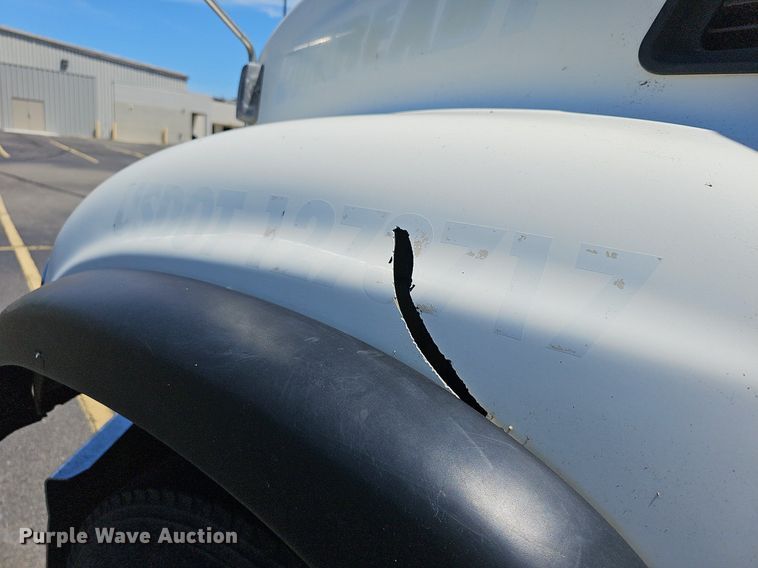 image for item DN8607 2005 Mack CV713  roll-off container truck