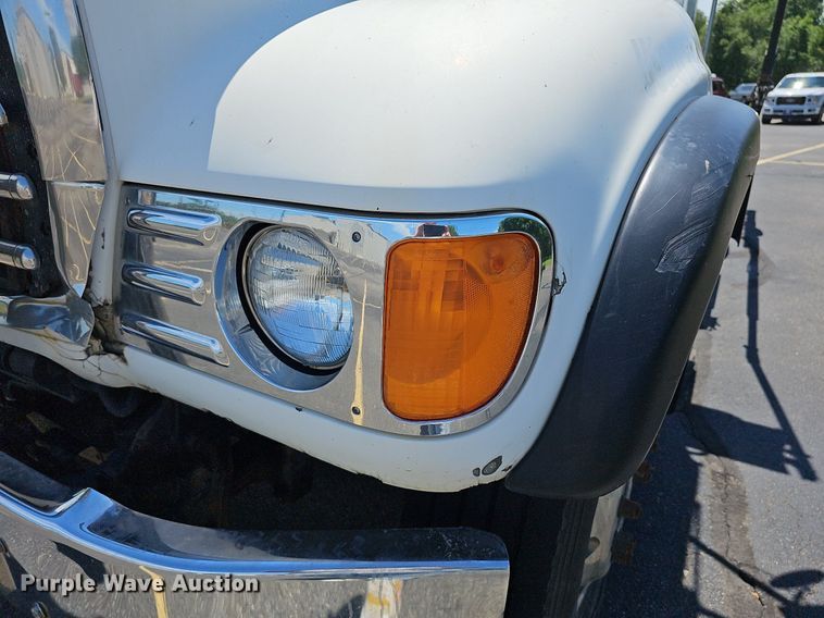 image for item DN8607 2005 Mack CV713  roll-off container truck