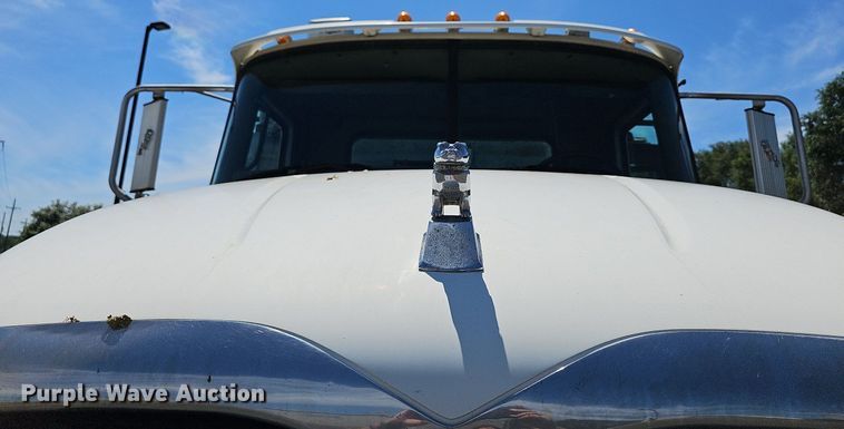 image for item DN8607 2005 Mack CV713  roll-off container truck