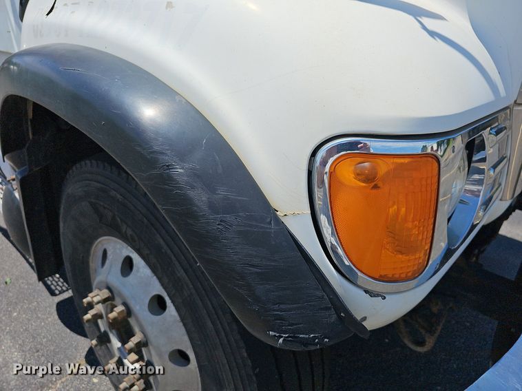 image for item DN8607 2005 Mack CV713  roll-off container truck