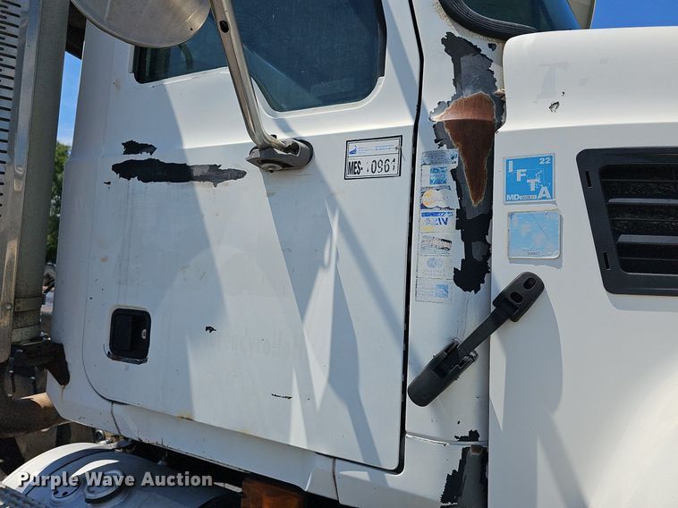 image for item DN8607 2005 Mack CV713  roll-off container truck