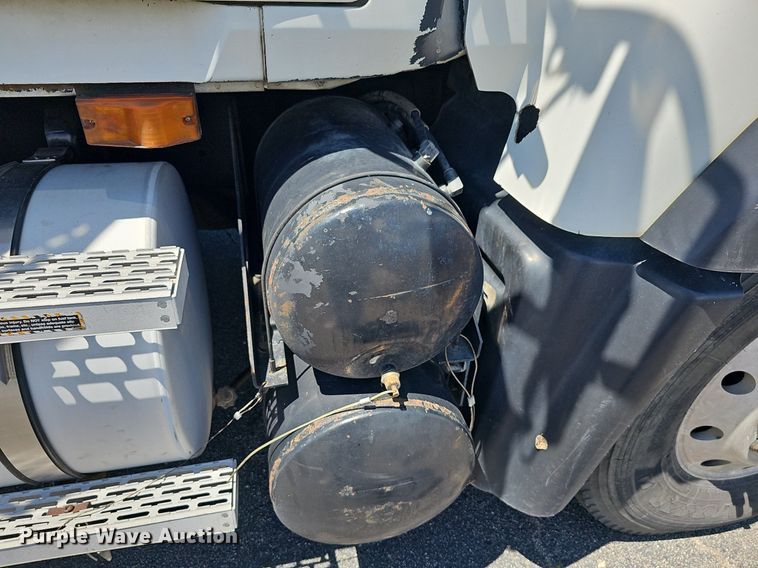 image for item DN8607 2005 Mack CV713  roll-off container truck