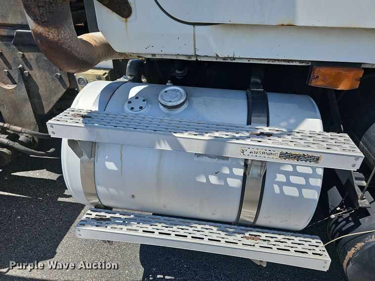 image for item DN8607 2005 Mack CV713  roll-off container truck