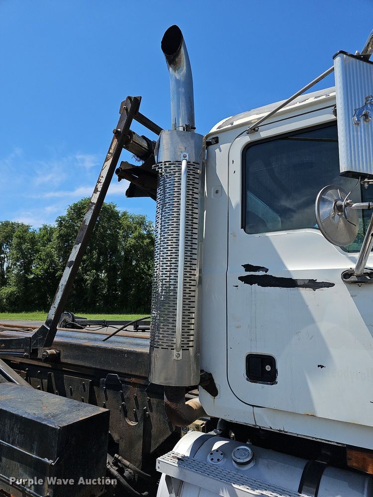 image for item DN8607 2005 Mack CV713  roll-off container truck