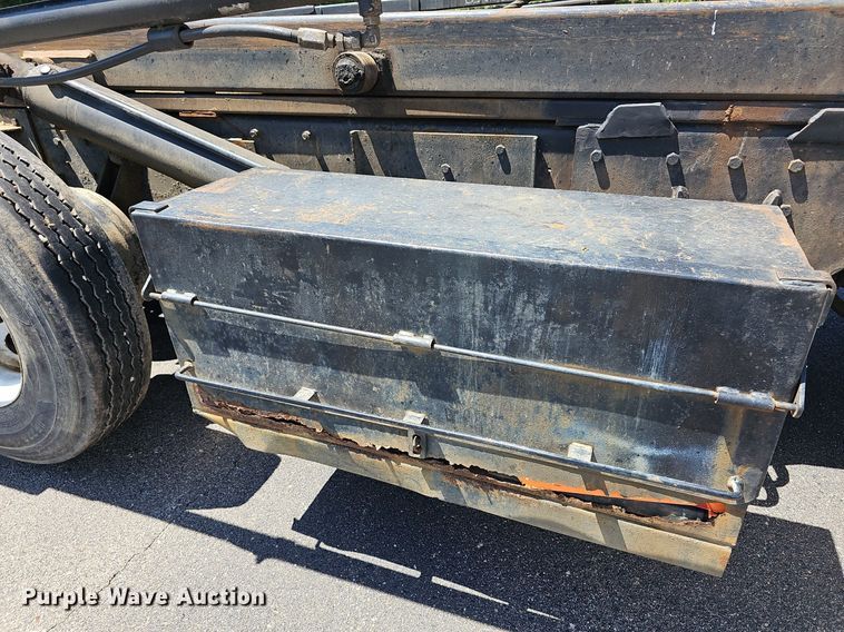 image for item DN8607 2005 Mack CV713  roll-off container truck