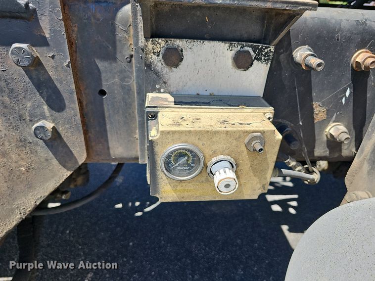 image for item DN8607 2005 Mack CV713  roll-off container truck