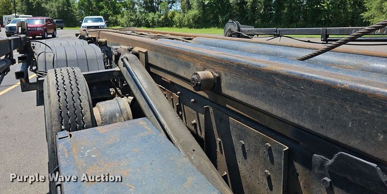 image for item DN8607 2005 Mack CV713  roll-off container truck