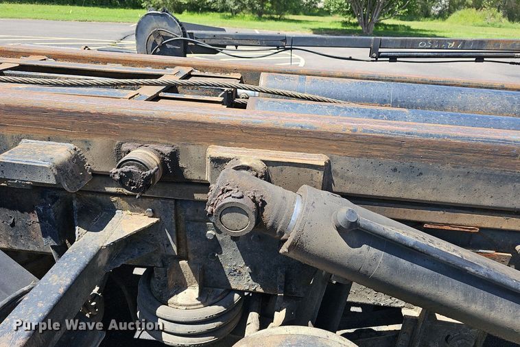 image for item DN8607 2005 Mack CV713  roll-off container truck