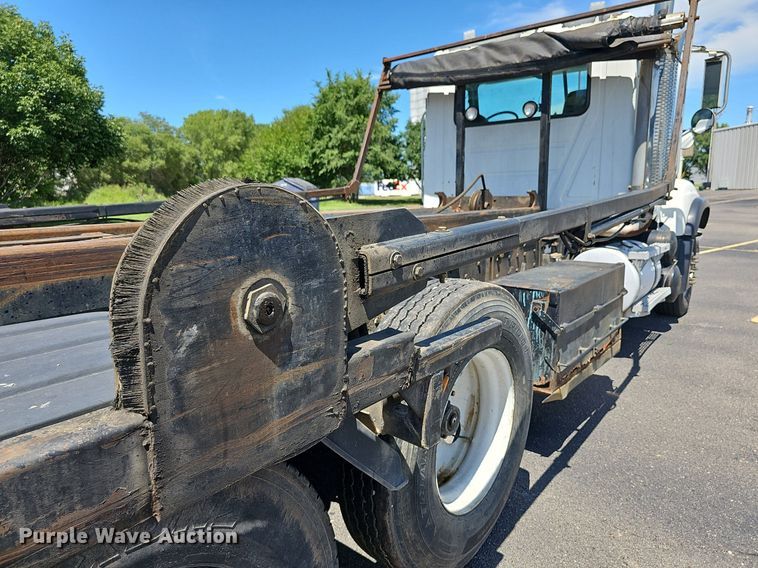 image for item DN8607 2005 Mack CV713  roll-off container truck