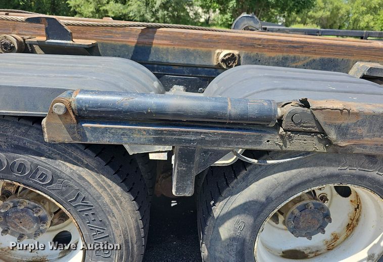 image for item DN8607 2005 Mack CV713  roll-off container truck