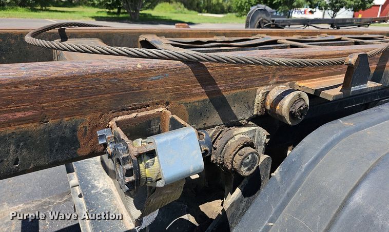 image for item DN8607 2005 Mack CV713  roll-off container truck