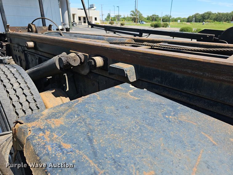 image for item DN8607 2005 Mack CV713  roll-off container truck