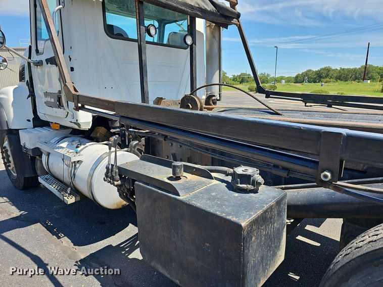 image for item DN8607 2005 Mack CV713  roll-off container truck